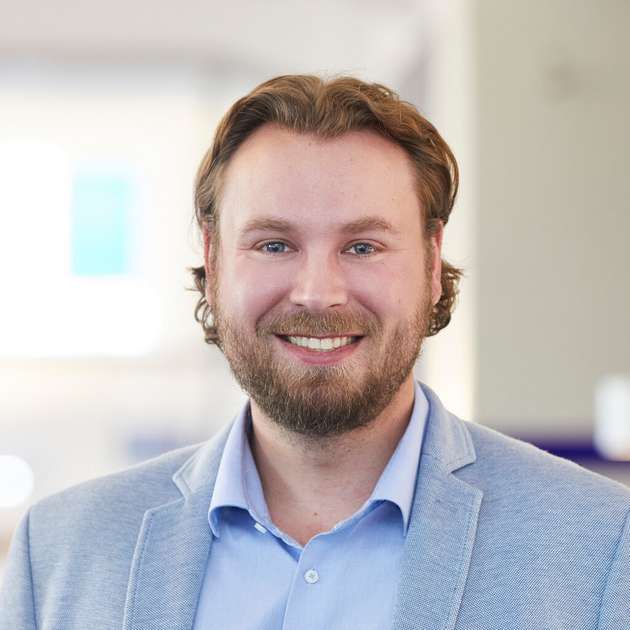 Philipp Sickmann, Business Development – Pulp & Fiber, Haver & Boecker: Hersteller von Pulp & Fiber-Verpackungen stehen unter Druck, nachhaltige Lösungen effizient und in hoher Qualität zu produzieren. Unser Drahtgewebe spielt dabei eine zentrale Rolle: Es wird in Maschinen eingesetzt, die faserbasierte Materialien formen und entwässern – präzise, langlebig und prozesssicher. In enger Zusammenarbeit mit Maschinenbauern und Verpackungsherstellern entwickeln wir Gewebe, die optimal auf die jeweiligen Prozesse abgestimmt sind. Unsere hochwertigen Materialien, die gleichbleibende Gewebequalität und die Möglichkeit zur individuellen Anpassung sorgen für maximale Effizienz, stabile Produktionsbedingungen und eine hohe Standzeit der Anlagen. So leisten wir einen entscheidenden Beitrag zur erfolgreichen Umsetzung nachhaltiger Verpackungskonzepte.