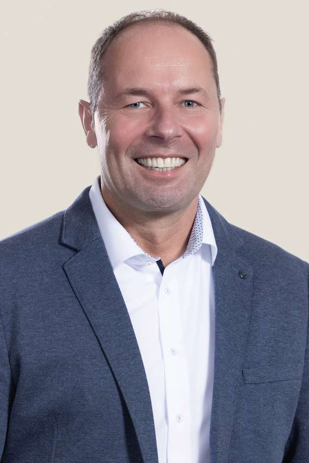 Thomas Czioska, Director Sales & Marketing, Loesch Verpackungstechnik: Das Umfeld für die Verpackungsindustrie ist heute wesentlich komplexer als noch vor wenigen Jahren. Globale Handelskonflikte, Zölle und fragile Lieferketten treffen auf politische Unsicherheiten und verschärfte gesetzliche Vorgaben wie das Verpackungsmittelgesetz – ohne dass praktikable Lösungen in Sicht wären. Für unsere Kunden bedeutet das: Investitionen in Maschinen müssen maximale Flexibilität bieten, um auch die Packmittel von morgen zuverlässig zu verarbeiten. Gleichzeitig verstärkt der Fachkräftemangel den Druck, Prozesse stärker zu automatisieren – bis hin zu Dark-Factory-Konzepten. Wir unterstützen unsere Kunden mit modularen, hochautomatisierten Lösungen, die Sicherheit, Effizienz und Zukunftsfähigkeit verbinden.