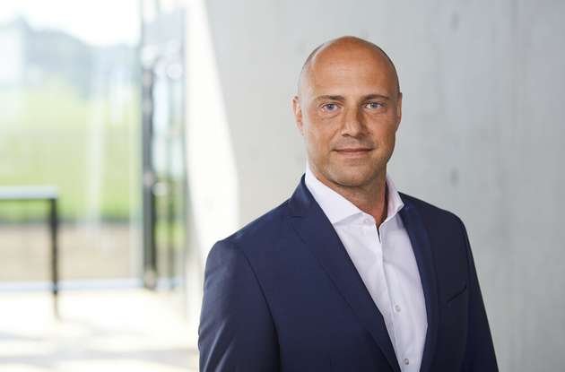 Dr. Tobias Richter, Geschäftsführender Direktor (CSO), Multivac Group: Unsere Kunden stehen vor der Herausforderung, nachhaltige Verpackungslösungen wirtschaftlich und zukunftssicher umzusetzen – in einem Umfeld, in dem noch offen ist, welche Materialien sich langfristig durchsetzen werden. Als Multivac-Gruppe bieten wir Lösungen aus einer Hand: modular konfigurierbare Maschinen, die dünnere Folien ebenso wie recyclingfähige Monomaterialien oder papierbasierte Alternativen prozesssicher verarbeiten – abgestimmt auf die passenden Verbrauchsmaterialien. In enger Kooperation mit führenden Folienherstellern und durch die präzise Abstimmung von Maschine und Material schaffen wir integrierte Verpackungskonzepte, die Ressourcenschonung, Effizienz und regulatorische Zukunftsfähigkeit vereinen.