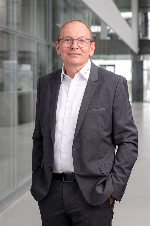 Dr. Stefan König, CEO, Optima: Das dringendste Problem für viele Unternehmen ist die schnelle Anpassung an neue regulatorische Vorgaben, ohne dabei Wirtschaftlichkeit und Funktionalität einzubüßen. Faserbasierte Verpackungen eröffnen hier große Chancen für viele Anwendungen: Sie verbinden Nachhaltigkeit mit attraktiven Designmöglichkeiten und hoher Recyclingfähigkeit. Mit unseren Maschinen für Fiber Based Packaging ermöglichen wir die präzise Formgebung, Ausstattung mit funktionalen Barrieren und effiziente Befüllung. Unter anderem durch unsere Zusammenarbeit mit PulPac treiben wir die industrielle Anwendung der Dry-Molded-Fiber-Technologie voran – eine leistungsfähige Alternative zu Einwegkunststoffen. So schaffen wir marktfähige, zukunftssichere Lösungen, die ökologischen wie ökonomischen Anforderungen gerecht werden.