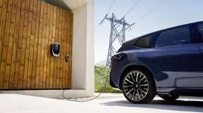 Bidirektionales Laden macht Elektrofahrzeuge zu aktiven Stromspeichern und integriert sie erstmals als Vehicle-to-Grid-Lösung in den deutschen Energiemarkt.