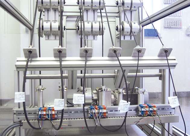 In der Testanlage werden die SABdynamic-Leitungen auf ihre Biege- und Torsionsfestigkeit geprüft – Grundlage für zuverlässige Performance in Schleppketten, Robotern und Automatisierungssystemen.