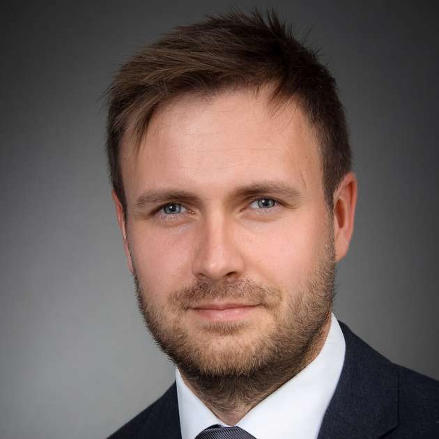 Vitalij Gil, Senior Manager New Business Development, Rogers: Aktuell kommen Fachbesucher vor allem mit der Frage zu uns, wie sie ihre Leistungselektronik technisch und kommerziell wettbewerbsfähig positionieren können. Insbesondere SiC‑Leistungshalbleiter treiben Leistungsdichte und Schaltfrequenzen an neue Grenzen und bringen konventionelle Modul‑ und Kühlkonzepte an ihre physikalischen Limits. Auf der PCIM zeigen wir am Rogers-Stand mit curamik DirectCool einen direkt ins Substrat integrierten Mikrokanalkühler, der den thermischen Pfad auf ein Minimum verkürzt. Dadurch entfallen Prozessschritte, Systemkosten sinken und dank höherer Kühlperformance können Größe und Gewicht des Leistungsmoduls deutlich reduziert werden.
PCIM Halle 9, Stand 446