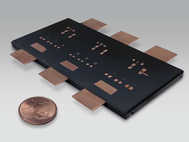 Das vom Fraunhofer IZM entwickelte Leistungsmodul, ausgestattet mit curamik DirectCool und 18 CoolSiC Gen2 MOSFETs von Infineon, ist ein B6-Brücken-Wechselrichter, der eine Motorausgangsleistung von bis zu 250 kW ermöglicht.