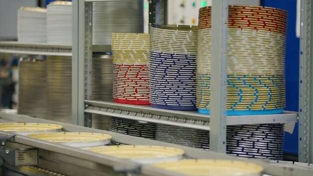 Emballator produziert an vier Standorten Metalleimer, -dosen und -deckel, die vor allem in der Farben- und Bauindustrie sowie in der Lebensmittel- und Chemiebranche eingesetzt werden.