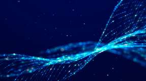 Während Elektronen bei der Datenübertragung Energieverluste und Wärme verursachen, fließen Exzitonen verlustfrei – ein Prinzip, das die Effizienz künftiger Informationssysteme deutlich steigern könnte.