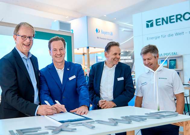 Vertragsunterzeichnung: (von links nach rechts): Werner Süss (Co-CEO NextWind), Uli Schulze Südhoff (Enercon, CCO), Urban Keussen (COO NextWind), Benjamin Seifert (Enercon, Regional Head Vertriebsregion Central & Northern Europe, CNE).