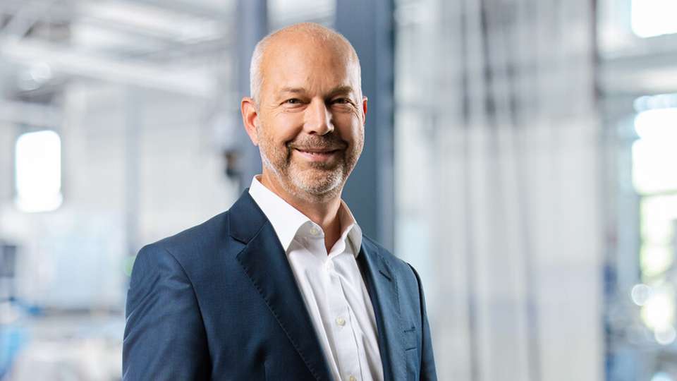 Johannes Linden ist seit über 20 Jahren als Allein- und Konzerngeschäftsführer bzw. Vorstand mittelständischer, international operierender Lösungsanbieter in der Automations- und Maschinenbaubranche tätig. Seit Januar 2023 verantwortet er bei PFISTERER als Sprecher des Vorstands die Ressorts Finance und Operations.