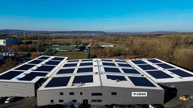Aikos Leichtbau-Module auf dem Fabrikdach des Unternehmens Corex.