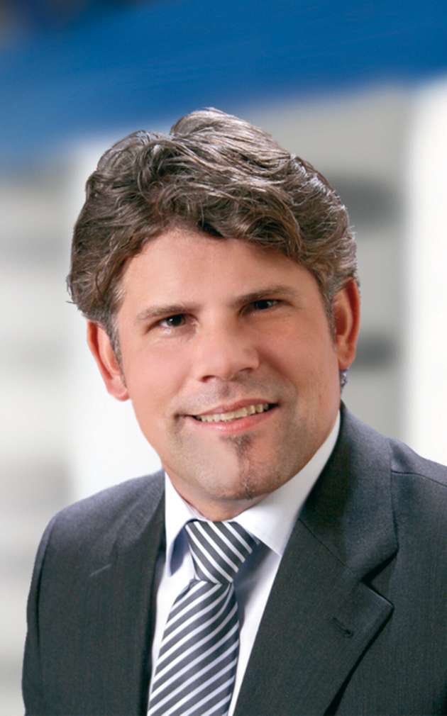 Martin Unsöld, Senior Manager Product Marketing Mechanics, Rutronik: Um die Energieeffizienz von Kühlsystemen zu verbessern, sollte das Thermomanagement bereits in der Entwicklungsphase berücksichtigt werden. Entscheidend sind Parameter wie Strombedarf, Platz und Art der Kühlung. Intelligente Lüftersteuerungen mit PWM- oder PID-Regelung, optimierte Luftführung per Strömungssimulation sowie der Einsatz energieeffizienter Lüfter reduzieren den Verbrauch. Passive Lösungen wie Heatpipes, PCM oder durchdachtes Gehäusedesign erhöhen die Effizienz. Auch gute thermische Entkopplung sensibler Komponenten, die Auswahl energieeffizienter Low-Power-Mikrocontroller, GaN-FETs und hochwertige TIMs mit hoher Wärmeleitfähigkeit tragen maßgeblich zu einem besseren Wirkungsgrad bei.