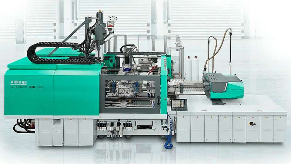 Der kompakte Allrounder Cube 1800 von Arburg produziert Zweikomponenten-Verschlusskappen mit kurzer Zykluszeit und automatisierter Teileentnahme.