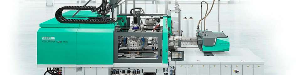 Der kompakte Allrounder Cube 1800 von Arburg produziert Zweikomponenten-Verschlusskappen mit kurzer Zykluszeit und automatisierter Teileentnahme.
