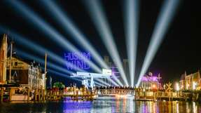 Nachhaltige Drohnenshow im Husumer Hafen auf der Husum Wind.