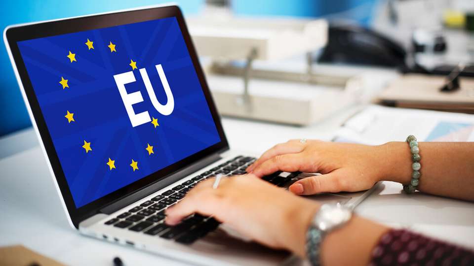 Der EU AI Act verpflichtet Unternehmen seit Februar 2025, den verantwortungsvollen Umgang mit KI zu sichern und den Kompetenzaufbau systematisch nachzuweisen.
