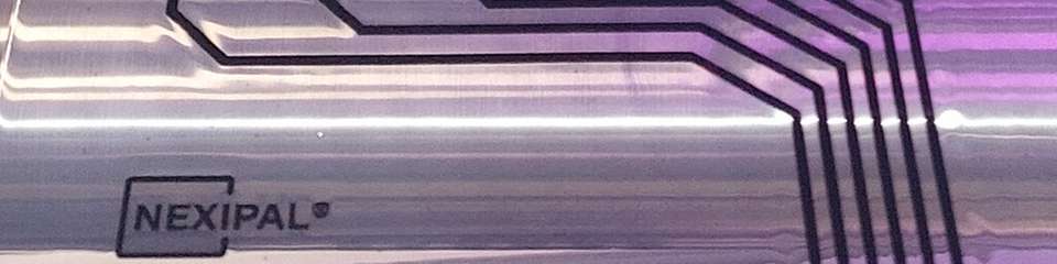 Wacker zeigt auf der Kunststoffmesse K 2025 elektroaktive Siliconlaminate der Marke NEXIPAL Sense. Druck- oder Dehnbewegungen erzeugen unterschiedliche Spannungszustände, die präzise Sensorsignale für Anwendungen in der Medizintechnik, Robotik oder im Sportbereich liefern.