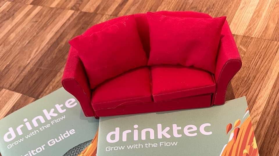 Bei der Drinktec 2025 waren wir wieder mit der Roten Couch unterwegs, um die Höhepunkte der Messe genauer unter die Lupe zu nehmen.