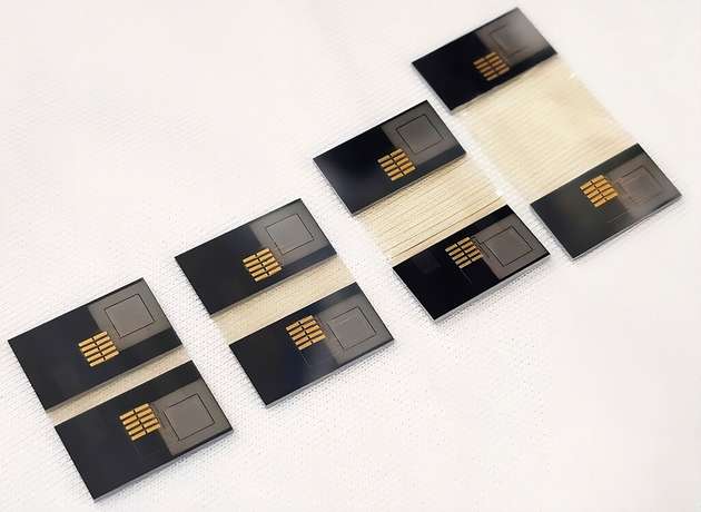 Verbindet Qubits mit ihrer Steuerung: Ein fingernagelkleiner Interposer.
