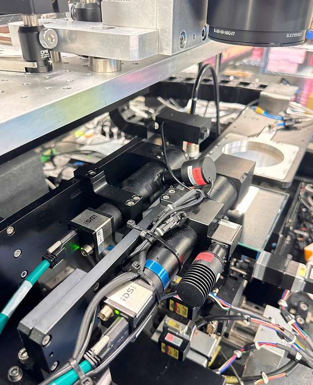 Zwei U3-3890CP-M-GL Rev.2.2 Kameras von IDS identifizieren die Position eines uLED-Chips.