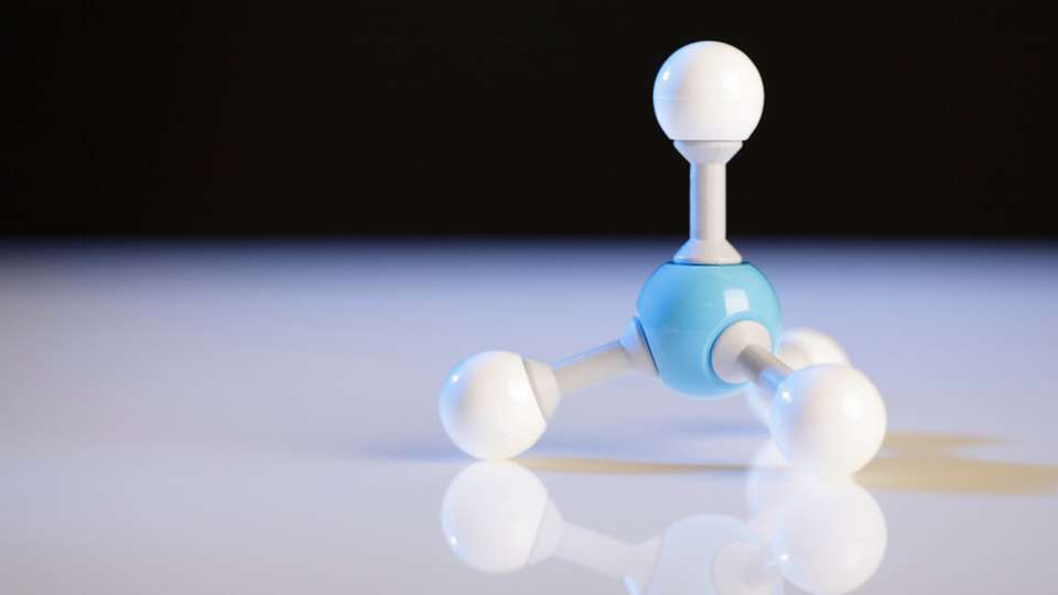 Ammoniak kann als Träger für Wasserstoff verwendet werden, das heißt, es kann die Chemikalie speichern und transportieren, bevor sie zur Energiegewinnung in Wasserstoff umgewandelt wird. 