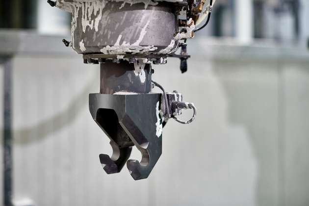 Der Greifer des Roboters mit dem Funksensor. 