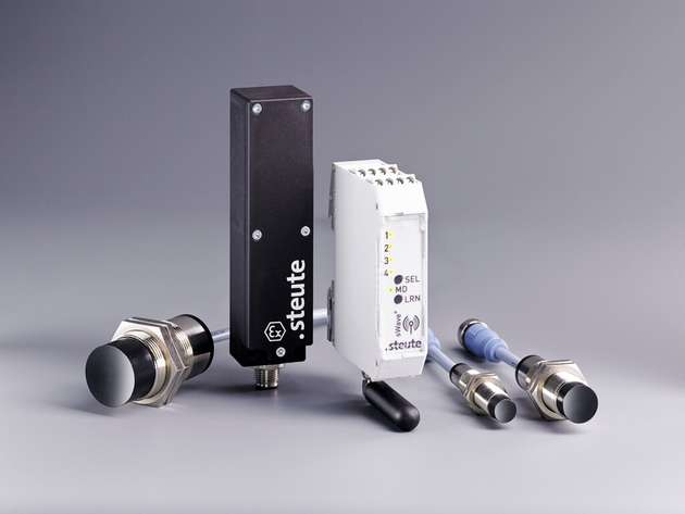 Funk-Induktivsensoren der Baureihe RF IS mit Funkmodul RF 96 ST (schwarz) und Empfangseinheit (weiß). 