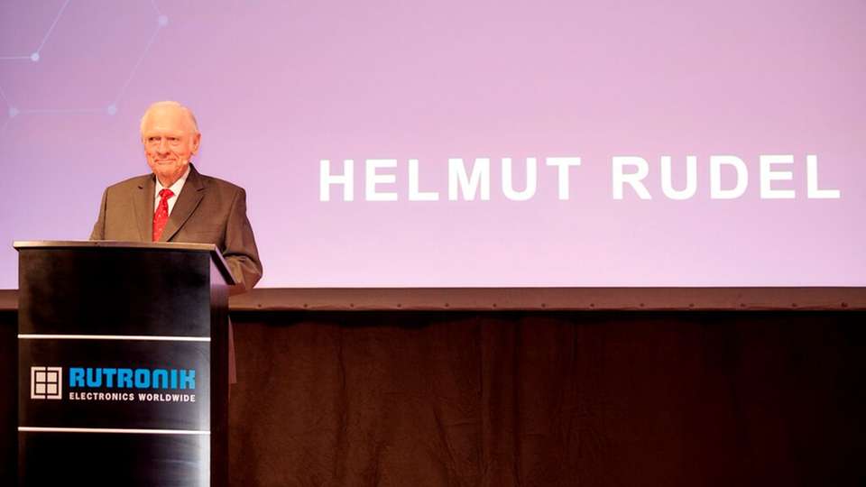 Helmut Rudel, Rutronik-Gründer und -Präsident, bei seiner Willkommensrede auf der 50-jährigen Jubiläumsfeier von Rutronik im November 2023.