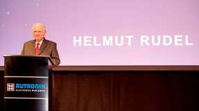 Helmut Rudel, Rutronik-Gründer und -Präsident, bei seiner Willkommensrede auf der 50-jährigen Jubiläumsfeier von Rutronik im November 2023.