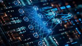 Ein LoRaWAN-Netzwerk überträgt die Daten der eingesetzten Sensoren an einen zentralen Server, der mit IoT-Plattformen und -Anwendungen verbunden ist.