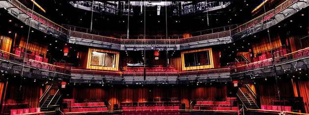 Die flexible Bühnentechnologie von Flyhouse kann die Hauptbühne des PAC NYC verwandeln, Bühnenelemente bewegen und Darsteller sicher durch die Luft fliegen lassen.