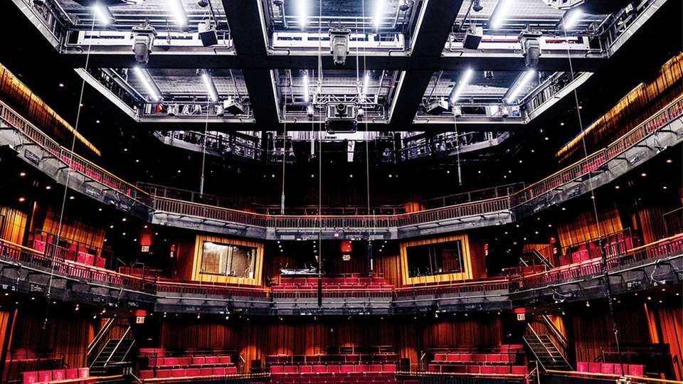Die flexible Bühnentechnologie von Flyhouse kann die Hauptbühne des PAC NYC verwandeln, Bühnenelemente bewegen und Darsteller sicher durch die Luft fliegen lassen.