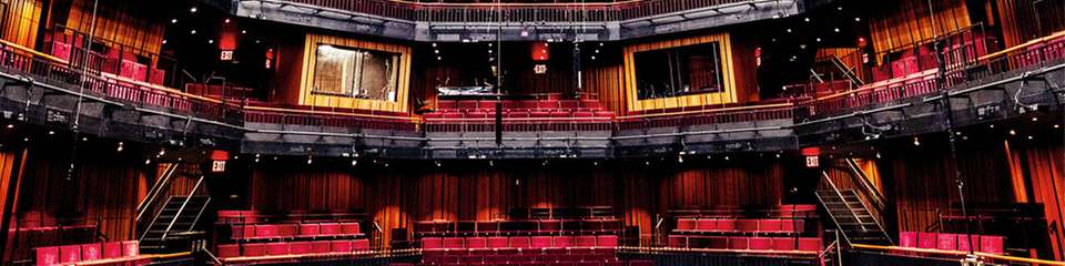 Die flexible Bühnentechnologie von Flyhouse kann die Hauptbühne des PAC NYC verwandeln, Bühnenelemente bewegen und Darsteller sicher durch die Luft fliegen lassen.