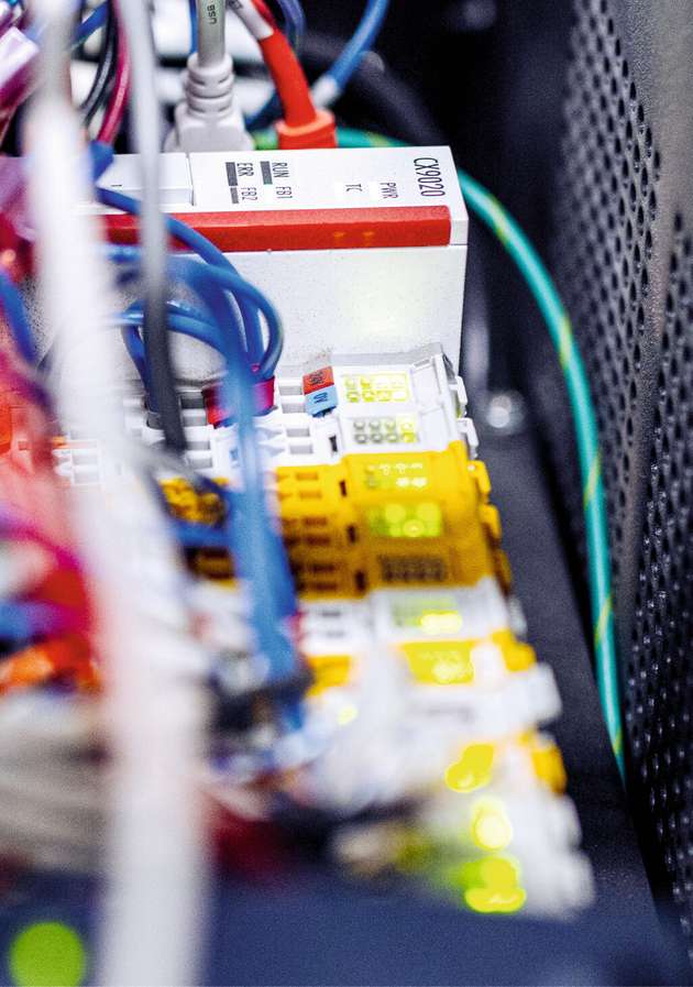 Jedes Kid-Modul von Flyhouse verfügt über einen Beckhoff Embedded-PC CX9020 mit EtherCAT- und TwinSAFE-Klemmen und kann sowohl im Verbund mit anderen Modulen als auch stand-alone eingesetzt werden kann