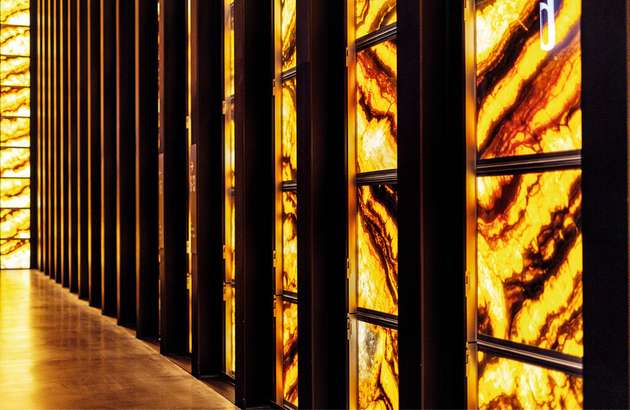 Das Gebäude des PAC NYC erhält seinen einzigartigen Look durch Glasscheiben und dünn geschnittenen Marmor.