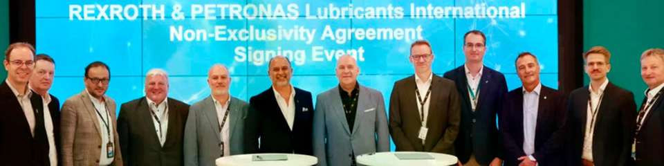 Bei der Unterzeichnungszeremonie in Turin, Italien: Khalil Muri (sechster von links), Managing Director und Group CEO von Petronas Lubricants International, und Dr. Steffen Haack (siebter von links), Vorstandsvorsitzender Bosch Rexroth AG, mit Domenico Ciaglia (fünfter von links), Chief Strategy & Transformation Officer von Petronas Lubricants International, und Dr. Mark Krieg (achter von links), Vice President Entwicklung Industriehydraulik, Bosch Rexroth AG, und weitere Teammitglieder.