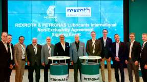 Bei der Unterzeichnungszeremonie in Turin, Italien: Khalil Muri (sechster von links), Managing Director und Group CEO von Petronas Lubricants International, und Dr. Steffen Haack (siebter von links), Vorstandsvorsitzender Bosch Rexroth AG, mit Domenico Ciaglia (fünfter von links), Chief Strategy & Transformation Officer von Petronas Lubricants International, und Dr. Mark Krieg (achter von links), Vice President Entwicklung Industriehydraulik, Bosch Rexroth AG, und weitere Teammitglieder.