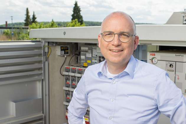 Oliver Deuschle, Geschäftsführer, Smight: Smight beschäftigt sich intensiv mit der Digitalisierung der Stromnetze und wir stellen im Bereich der Niederspannung einen großen Nutzen fest, wenn sich Verbrauch und Einspeisung von Industrieunternehmen optimal mit der verfügbaren Netzkapazität abgleichen. Dafür ist eine exakte Kenntnis der Lastverläufe im Unternehmen und die Steuerbarkeit von Verbrauchern und Einspeisungen durch Powermanagementsysteme notwendig – und auf Netzbetreiberseite die Erfassung und Prognose von verfügbaren Netzkapazitäten. Durch das optimale Zusammenspiel beider Bereiche werden Netzausbaukosten gesenkt, Netzanschlüsse schneller genehmigt und die Gesamtkosten für das Energiewirtschaftssystem sinken.