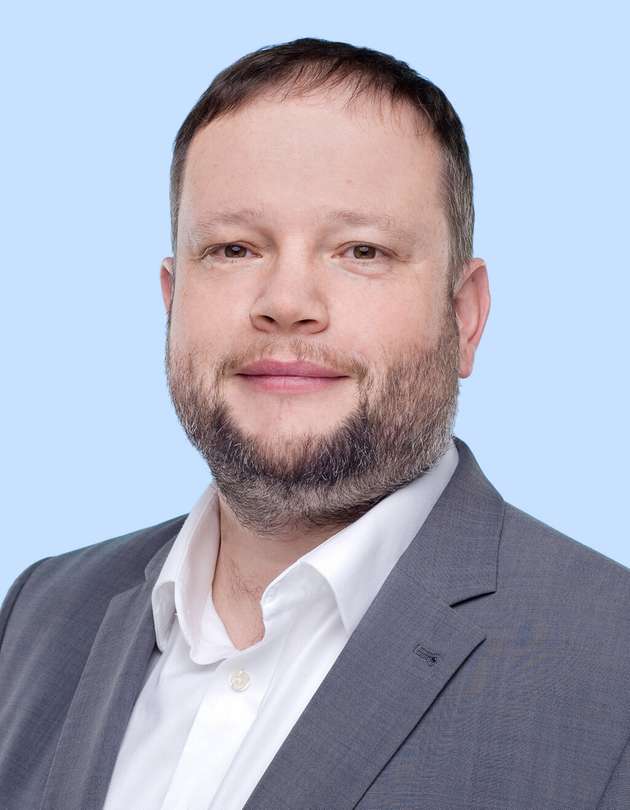 Steffen Grau, Senior Expert Smart Utilities & IoT, Gisa: Smart Metering und EnMS bieten die Grundlage für eine effiziente Energienutzung. Ob die Volatilität der Beschaffungskosten oder das steigende Energiepreisniveau Treiber der Entwicklungen sind - Transparenz und Steuerbarkeit der Energieflüsse im eigenen Objekt sind fundamental für dringend erforderliche Optimierungen. Diese liegen im Bereich der Glättung der Lastkurve sowie der Anpassung eigener Erzeugungs- und Speicherkapazitäten, um den Eigenverbrauch so konstant  und niedrig wie möglich zu halten. Hierfür ist eine Interaktion des Smart Meterings mit lokalen EnMS, interner Lastplanung, externer Preissignale und einer zentralen Koordination zum Schutz der Netzstabilität erforderlich.