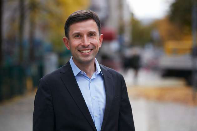 Michal Sobótka, Geschäftsführer, GWAdriga: Smart-Metering und Powermanagement erschließen KMU messbare Vorteile: PV, Speicher und Ladepunkte lassen sich wirtschaftlich integrieren, der Eigenverbrauch steigt, Lastspitzen sinken, zusätzliche Ladepunkte werden regelkonform anschließbar und mehrere Standorte können einheitlich geführt werden. GWAdriga übernimmt dafür im Auftrag der grundzuständigen und wettbewerblichen Messstellenbetreiber die zertifizierten Prozesse der Smart-Meter-Infrastruktur: Smart-Meter-Gateway-Administration, Messdatenmanagement, CLS-Management und WAN-Kommunikation. So erhalten EMS- und Integrationspartner verlässliche Messwerte, einen sicheren Steuerpfad über das SMGW sowie prüffähige Nachweise für § 14a. Aktuell betreiben wir über 200.000 intelligente Messsysteme und setzen auf standardisierte Prozesse sowie eine durchgängige Integration über alle Prozessschritte.