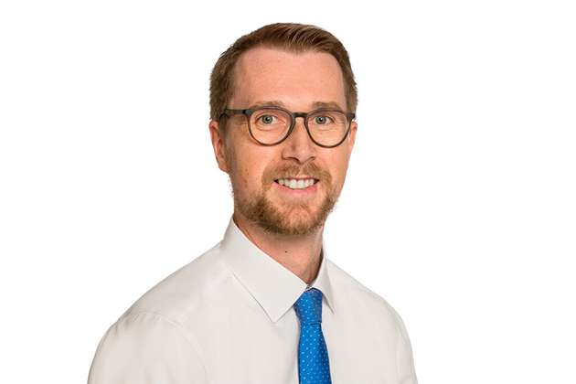 Thomas Hilbig, Senior Director Products and Services, Janitza electronics: Die Integration von PV, Batteriespeichern und E-Mobilität erfordert exakte Energie-Transparenz, einfache Steuerbarkeit und intelligentes Lastmanagement. Die UMG-Messgeräte von Janitza erfassen Lastgänge mit hoher Auflösung, Spannungsqualität, Oberschwingungen und Differenzströme (RCM) in Echtzeit. Die Netzvisualisierungssoftware GridVis wertet die Daten aus, erkennt Lastspitzen, optimiert Eigenverbrauch und verschiebt Verbraucher oder Speicher dynamisch. Im Lastmanagement mit Peak-Shaving steuern wir Ladeprozesse bei E-Mobilität priorisiert oder preisoptimiert, um Netzanschlussgrenzen einzuhalten. So entlasten wir Netzpunkte, glätten Spitzenlasten und sichern durch kontinuierliches Monitoring Verfügbarkeit und Effizienz.