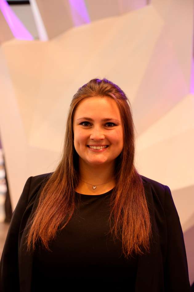 Denise Tót, Partner/Key-Account Management, Vivavis: Smart-Metering-Lösungen ermöglichen die intelligente Integration von Photovoltaik, Batteriespeichern und E-Mobilität, indem sie Energieflüsse in Echtzeit erfassen, steuern und optimieren. PV-Strom kann priorisiert für Eigenverbrauch genutzt, Überschüsse in Batteriespeichern gesichert oder in Ladeinfrastruktur für E-Fahrzeuge geleitet werden. Gleichzeitig lassen sich Lastspitzen vermeiden und Netzbezugskosten senken. Durch Prognosen und dynamisches Lastmanagement wird die Versorgungssicherheit erhöht, die Energieeffizienz gesteigert und die Nutzung erneuerbarer Energien maximiert. So tragen diese Lösungen zur Dekarbonisierung und Wettbewerbsfähigkeit von KMU's bei.