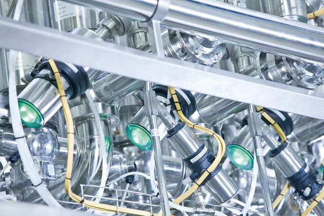 Dezentrale Automatisierungslösung hilft Energie sparen: intelligente Steuerköpfe für Prozessventile von Bürkert.