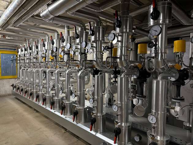 Baelz-Heizungsverteiler mit Strahlpumpen (Jetomat): Die Technik ersetzt herkömmliche Heizkreispumpen und Mischer, senkt den Energieverbrauch und ermöglicht effizientes Anlagenmonitoring.