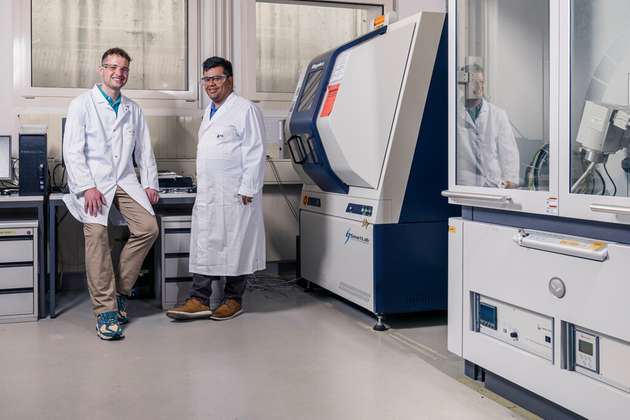 Benjamin Rogers (links) und Sarbajit Banerjee haben am Paul-Scherrer-Institut (PSI) eine dynamische Datenbank zur globalen Vanadiumwirtschaft entwickelt. Diese soll den Einsatz von Vanadium-Redox-Flow-Batterien vorantreiben und somit die Energiewende unterstützen.