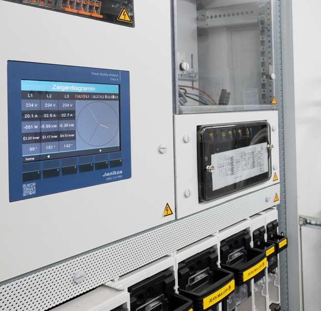 Der Klasse A Spannungsqualitätsanalysator UMG 512-PRO in einer Trafostation des Batteriespeichers.