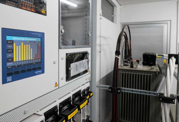 Ein Janitza Messgerät in einer Trafostation des Batteriespeichers.