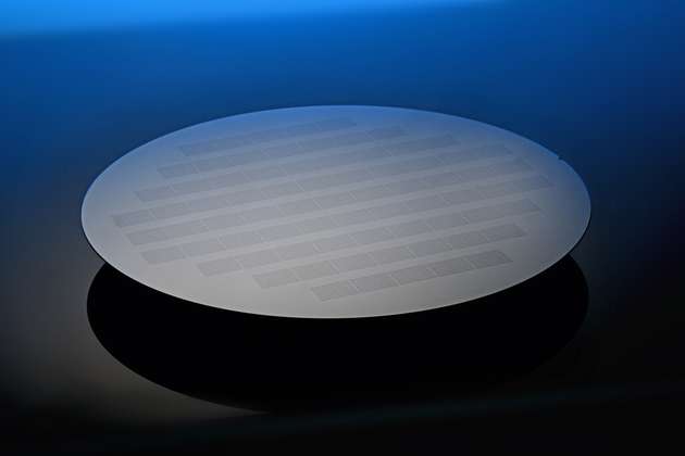 Die selektive Laserkristallisation einer Siliziumschicht auf einem Wafer mit elektrischen Schaltkreisen ermöglicht die integrierte Herstellung von MEMS-Beschleunigungssensoren.