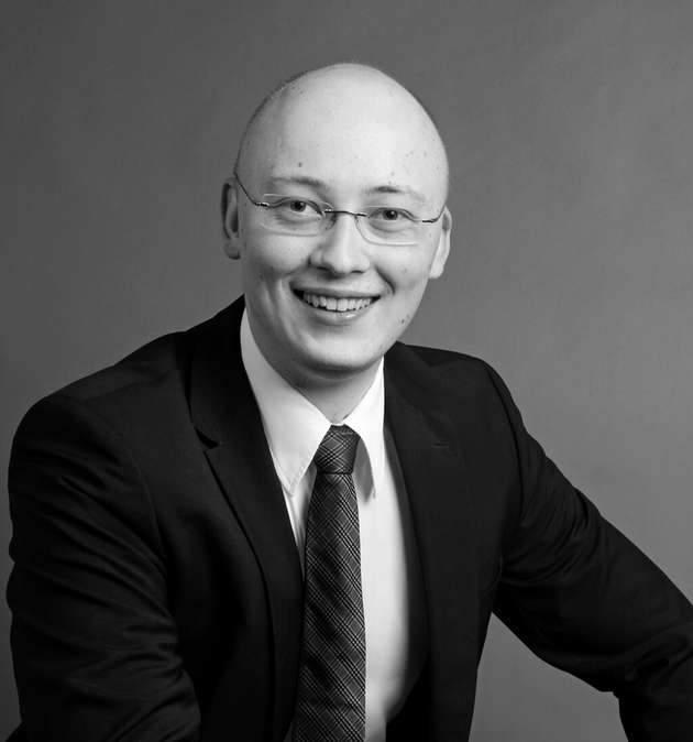 Friedrich Haussmann, Team Leader Industrial Wireless, Product Management, Belden: Damit die moderne Fertigung im internationalen Wettbewerb mithalten kann, ist es essentiell, Kapazität und Qualität der Funkverbindungen zu erhöhen. Die 2 dominantesten Techniken, nämlich privates 5G wie auch WLAN werden derzeit massive auf Fabrikautomatisierung optimiert. Im privaten 5G Netz wird die Übertragung von Massive Machine Type Communication (MMTC), speziell über OSI Layer 2 Netzwerke interessant. Bei WLAN trägt die Standardisierung des 6-GHz Bandes Früchte. 6 Gigahertz Band ist eine Revolution für die Fabrikautomatisierung. Obwohl auch schon ältere WLAN Techniken Kapazität bieten, Ist die Qualität und Kapazitaet der 6-GHz Kanäle unübertroffen. Diese sind ideal auf den Inneneinsatz in Fabriken optimiert und leiden nicht mehr wie frühere WLAN Baender unter Nebeneffekten der Radarerkennung. Belden startet mit dem „Industrial Access Point (IGX)“ dieses Jahr ein Wi-Fi 7 Produkt, welches das neue 6 Gigahertz Band unterstützt. Dieses ist mit einer internen Sektorantenne einzigartig und ideal für den Einsatz in Fabrik- und Lagerhallen.