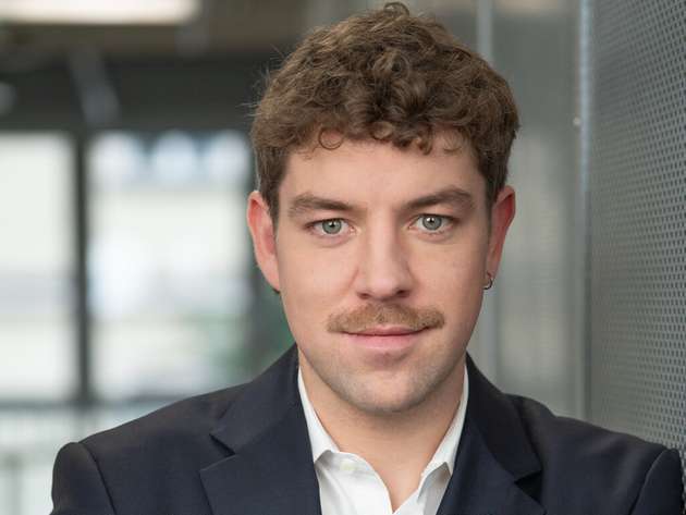 Lukas Spohr, Referent Digitale Transformation, Bitkom: Drahtlose Kommunikation ist ein entscheidender Schlüssel für die Fabrik der Zukunft. Technologien wie 5G, Wi-Fi 6/7 und perspektivisch 6G ermöglichen nicht nur zuverlässige, sondern auch hochgradig flexible und skalierbare Vernetzungen in der Produktion. Dadurch lassen sich Maschinen, Anlagen und mobile Systeme wie Roboter oder fahrerlose Transportsysteme nahtlos integrieren. Gleichzeitig eröffnet Wireless neue Potenziale für digitale Zwillinge, Predictive Maintenance oder AR/VR-Anwendungen in Echtzeit. Wichtig ist, dass Unternehmen drahtlose Netzwerke nicht als isolierte Insellösung verstehen, sondern als Teil einer ganzheitlichen Digitalstrategie. So wird Wireless zum Enabler für mehr Effizienz, Resilienz und Nachhaltigkeit in der industriellen Wertschöpfung – und stärkt damit nachhaltig die Wettbewerbsfähigkeit des Standorts Deutschland.