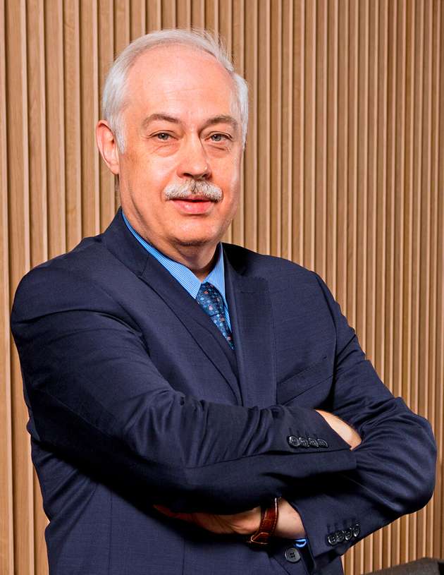 Peter Wienzek, Business Development Manager, Ifm electronic: Als Sensorhersteller und Automatisierungsspezialist beschäftigen wir uns natürlich stets damit, wie Sensordaten an übergeordnete Systeme übertragen und wie Konfigurationsdaten an die Sensoren übermittelt werden. Dabei verwenden wir je nach Anforderungen der Anwendung auch Wireless-Technologien. Abhängig davon, welche Datenraten, Distanzen und Geschwindigkeiten gefordert sind, kommen unterschiedliche Systeme zum Einsatz. Für große Distanzen bei geringem Datendurchsatz bietet sich etwa das LPWAN mioty an; Sollen größere Datenmengen mit hoher Geschwindigkeit übermittelt werden, ist häufig 5G der Standard der Wahl. Innerhalb einer räumlich begrenzten Anlage kommt etwa IO-Link-Wireless zum Einsatz, das sogar eine Echtzeitübertragung an die SPS ermöglicht. Bluetooth ist ebenfalls ein wichtiger Übertragungsstandard. Mit unserem IO-Link-Bluetooth-Adapter schaffen wir eine drahtlose Inbetriebnahme-Schnittstelle – Konfiguration und Prozessdatencheck können so direkt auf dem Handy erfolgen. Zu allen Technologien werden wir auf der SPS in Nürnberg aktuelle Produkte und Anwendungsszenarien zeigen.