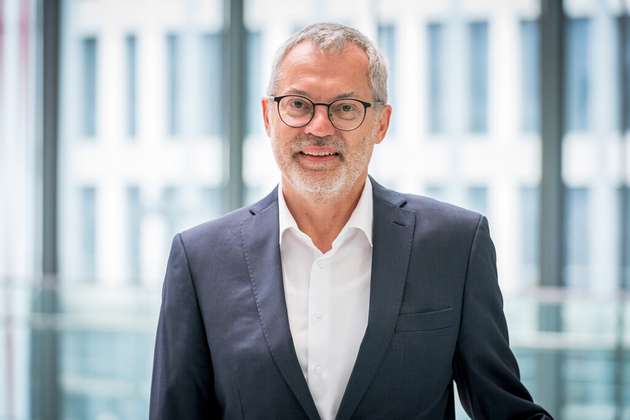 Xaver Schmidt, Vorstandsvorsitzender PI (Profibus & Profinet International: Wireless-Technologien sind heute ein unverzichtbarer Bestandteil moderner Automatisierung und ergänzen die etablierten PI-Technologien nahtlos. Sie ermöglichen nicht nur die flexible und zukunftssichere Vernetzung von Maschinen und Anlagen, sondern schaffen auch die Basis für neue Anwendungen. So erschließen wir mit IO-Link Wireless klassische IO-Anwendungen, während durch die Integration von LPWAN innovative Einsatzszenarien entstehen. Profinet wiederum beweist seine Stabilität in Verbindung mit WLAN und 5G – inklusive Safety-Funktionen. Besonders private 5G-Netze bieten dabei enormes Potenzial für höchste Zuverlässigkeit und Echtzeitfähigkeit. Dank der Ethernet-basierten Architektur von PI lassen sich neue Technologien wie WiFi 7 oder 5G/6G schnell adaptieren und integrieren. Ergänzend treiben wir mit Omlox und UWB die präzise Lokalisierung von Assets voran. Wir verfolgen technologische Entwicklungen kontinuierlich und bringen sie gezielt in ihre Standards ein – mit dem klaren Ziel, den Anwendernutzen maximal zu steigern.